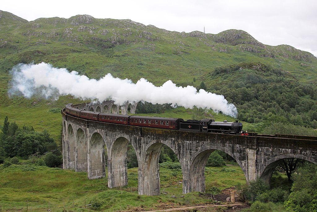 Der Jacobite Steam Train: Eine Reise durch Schottlands magische Landschaften